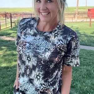 Trendy Black and White Women's Short Sleeve Top